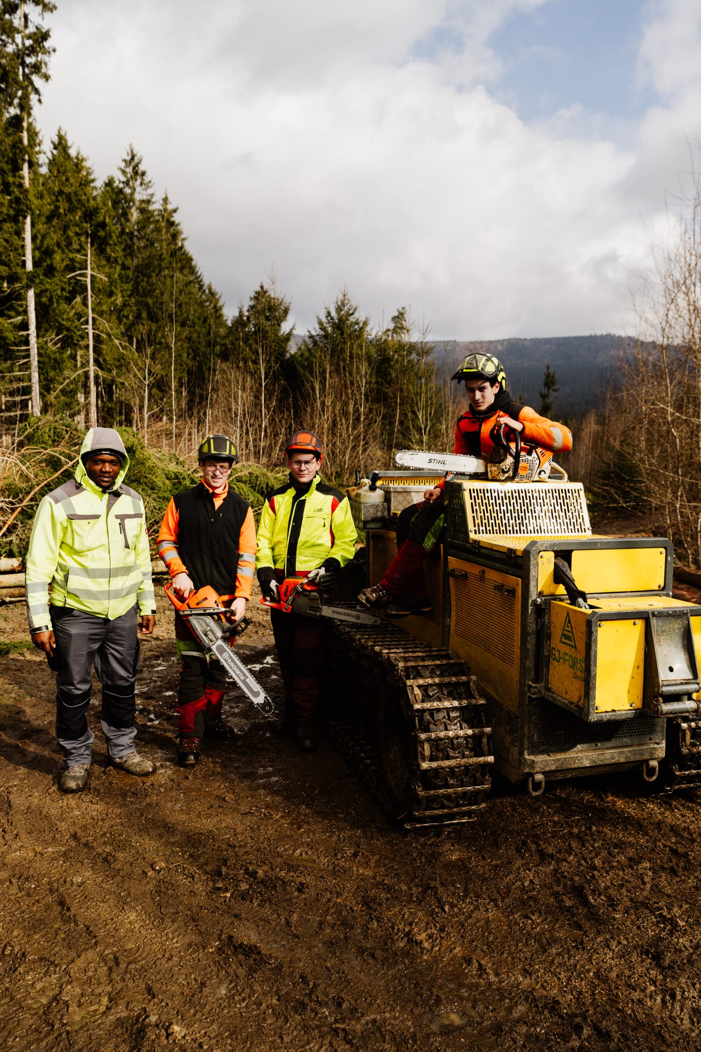 Das Team der GJ Forst GmbH bei der Arbeit im Wald